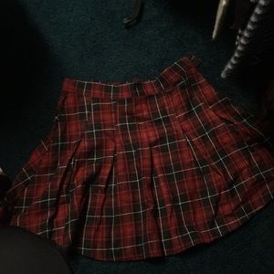 red and black H&M plaid skirt